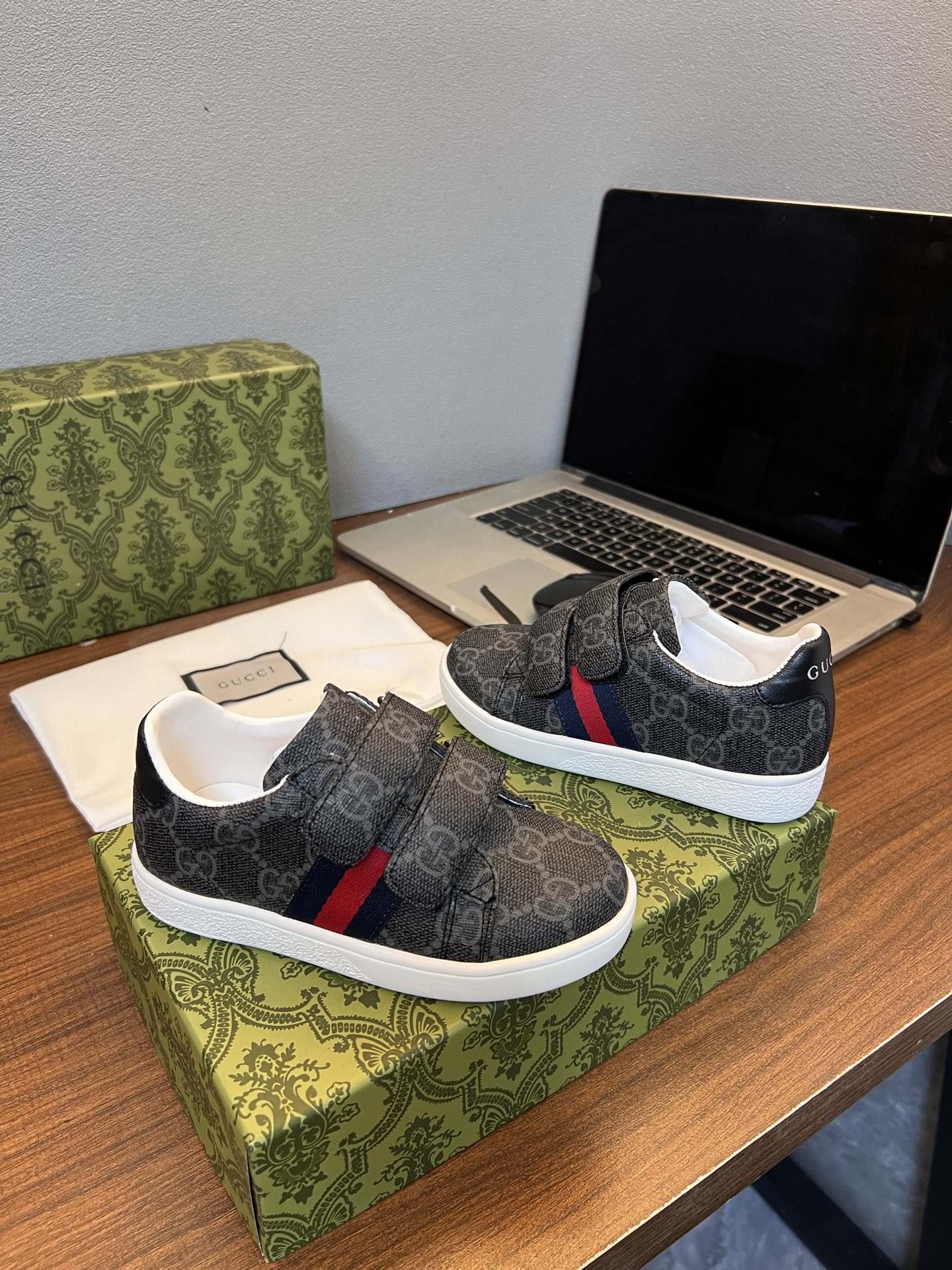 Children's shoes child